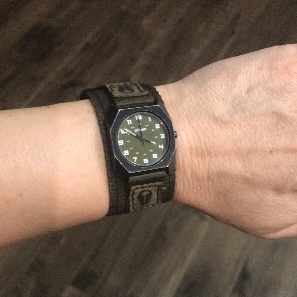 Olive Nixon watch, works- needs a battery